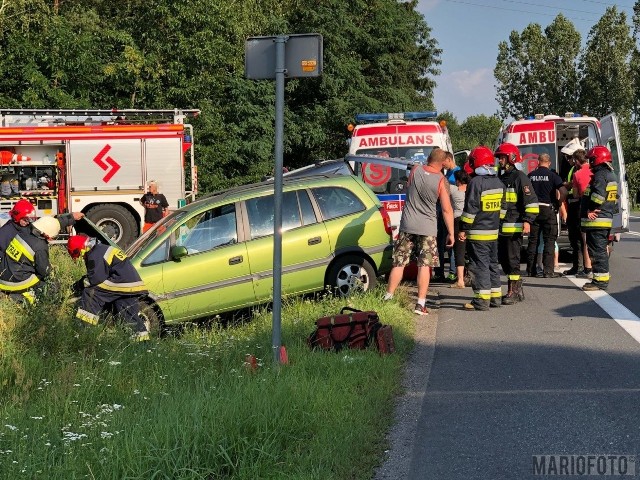 Według wstępnych ustaleń policjantów, 30-latek kierujący oplem zafirą, skręcając nieprawidłowo na skrzyżowaniu, doprowadził do zderzenia z citroenem. Trzy osoby, w tym dwoje dzieci zostały poszkodowane, jedno dziecko ma złamany obojczyk. Zgłoszenie zdarzenia policjanci otrzymali o godz. 17.17.