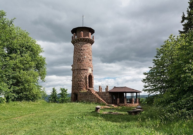 Wieża z 1913 roku, w paśmie Wzgórz Włodzickich, w Sudetach...