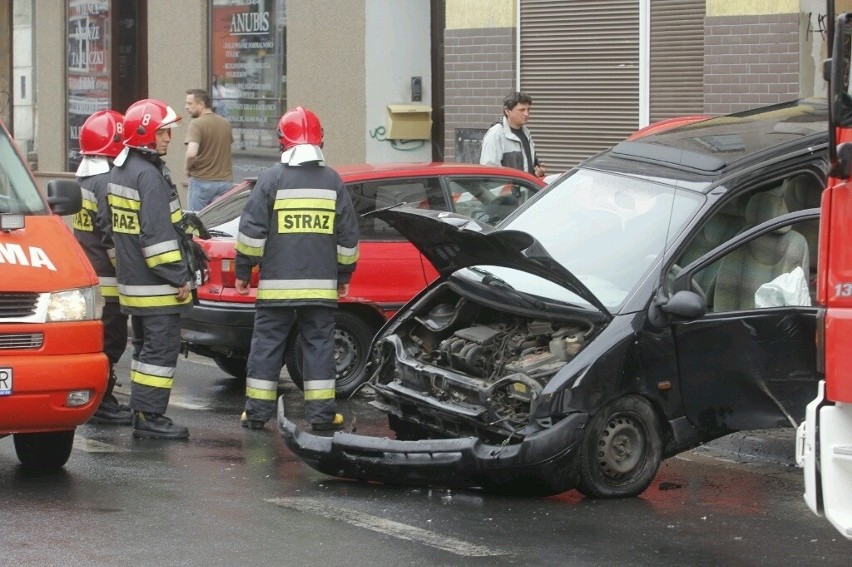 Wrocław: Wypadek na ul. Dubois. Renault zawisło na słupkach (ZDJĘCIA)