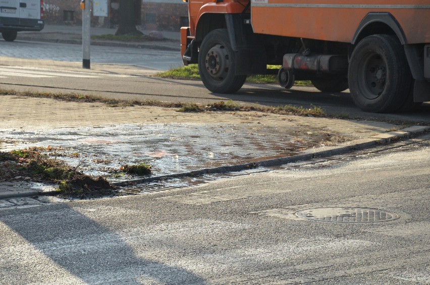 Wrocław: Awaria wodociągowa na Tarnogaju. Tramwaje linii 8 jeżdżą na Ślężną (ZDJĘCIA)