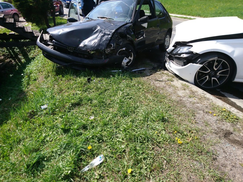 Wypadek w Bukowinie Tatrzańskiej. Mercedes zderzył się z peugeotem. Jedna osoba została ranna 
