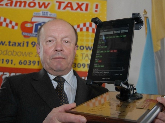 Stanisław Rybak, kierowca Radio Taxi: zamiast przez radio z centralą porozumiewamy się teraz przy pomocy tabletów i smartfonów.