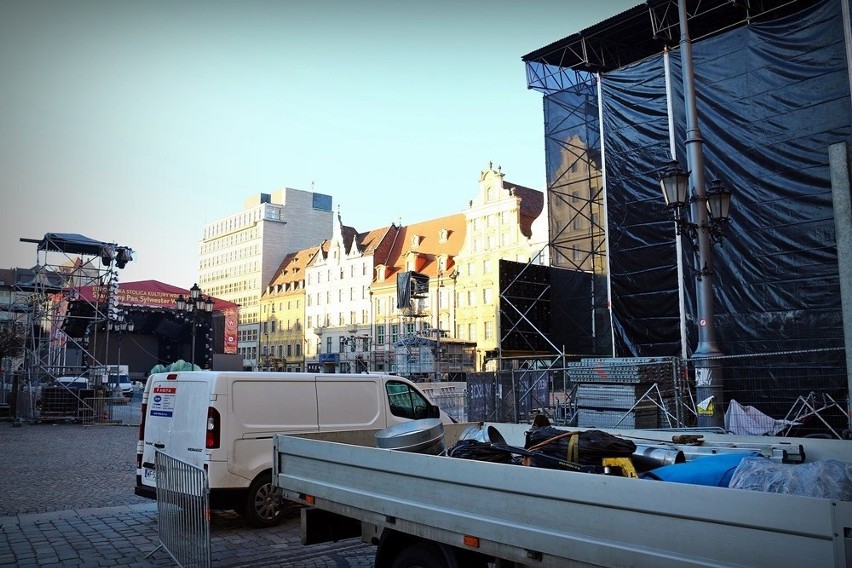 Rynek gotowy na sylwestra. Bardzo mało miejsca [ZDJĘCIA]