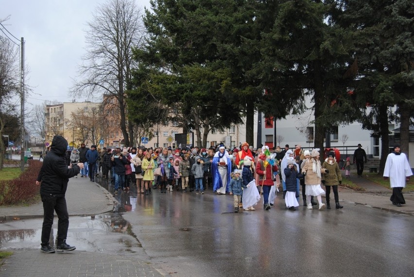 Orszak Trzech Króli we Włoszczowie. Barwny korowód przeszedł ulicami miasta (NOWE ZDJĘCIA)