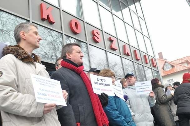 Pikieta pracowników radia przed rozgłośnią w Koszalinie.