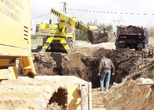 Rozmach, z jakim prowadzone są prace robi  wrażenie. Najbliższe tygodnie upłyną na:  usuwaniu ziemi uprawnej, układaniu kanalizacji  sanitarno-deszczowej oraz linii energetycznych i  telekomunikacyjnych.