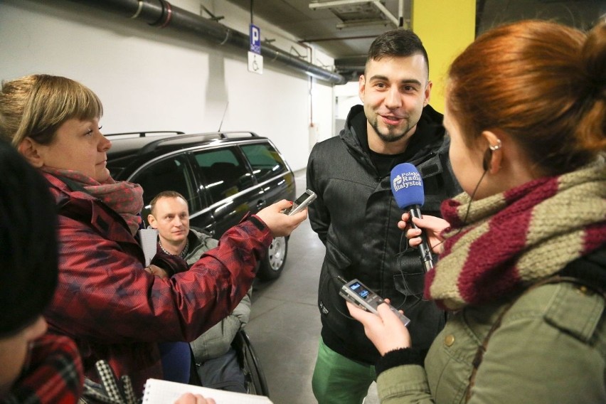 Akcja Fundacji Impuls. Zablokowali miejsca postojowe wózkami inwalidzkimi (zdjęcia, wideo)