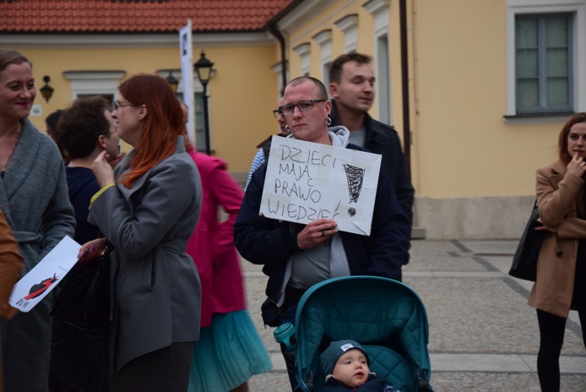 Więzienie za edukację seksualną? Białostoczanie protestowali na Rynku Kościuszki w ramach akcji "Jesień Średniowiecza" (ZDJĘCIA)