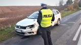 18-latek prawo jazdy miał 2 miesiące, policjanci z Bytowa zatrzymali mu uprawnienia. Pędził i uderzył w auto, a potem w drzewo