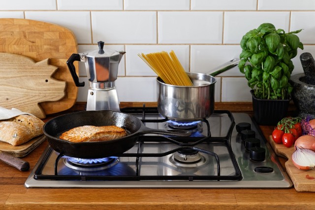 Gotowanie na gazie w domu wymaga włączenia wyciągu lub otwarcia okna w kuchni, inaczej stężenie szkodliwych substancji przekroczy normy nawet w ciągu zaledwie kilku minut.