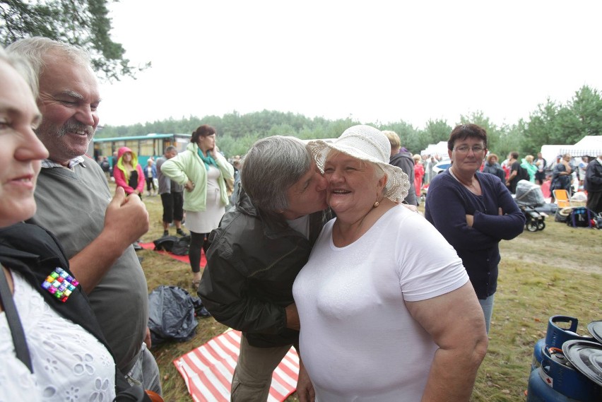 Pielgrzymi serdecznie witają się z Krystyną Pijet. Nic...