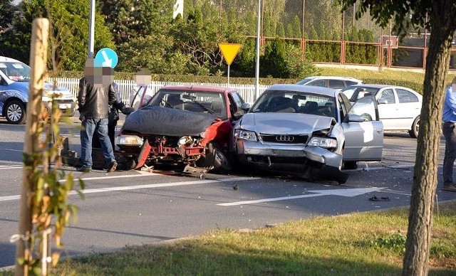 Trzy osoby zostały ranne w wypadku do którego dzisiaj o poranku doszło w Szubinie. U zbiegu ul. Kcyńskiej i Jana Pawła II zderzyły się osobowe Renault 19 i Audi A6.Ze wstępnych ustaleń wynika, że kierujący Renault 19 nie ustąpił pierwszeństwa i uderzył w Audi. Info z Polski - przegląd najciekawszych informacji ostatnich dni w kraju