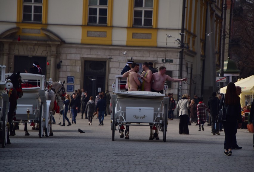 Kraków. Nadzy turyści paradowali na Rynku Głównym [ZDJĘCIA]