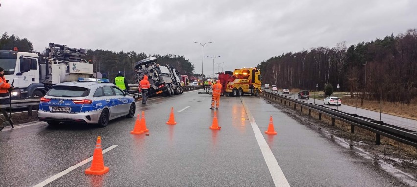 Ciężarówka zablokowała dwa pasy ruchu na S7 między Radomiem a Białobrzegami