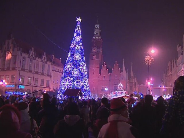 Na wrocławskim Rynku rozbłysła świąteczna iluminacja