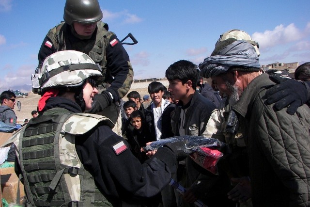 Archiwalne zdjęcie żołnierzy bydgoskiej Centralnej Grupy Działań Psychologicznych dostarczających pomoc dla Afgańczyków. Trwała "wojna" o zjednani sympatii Afgańczyków dla wojsk sojuszniczych.