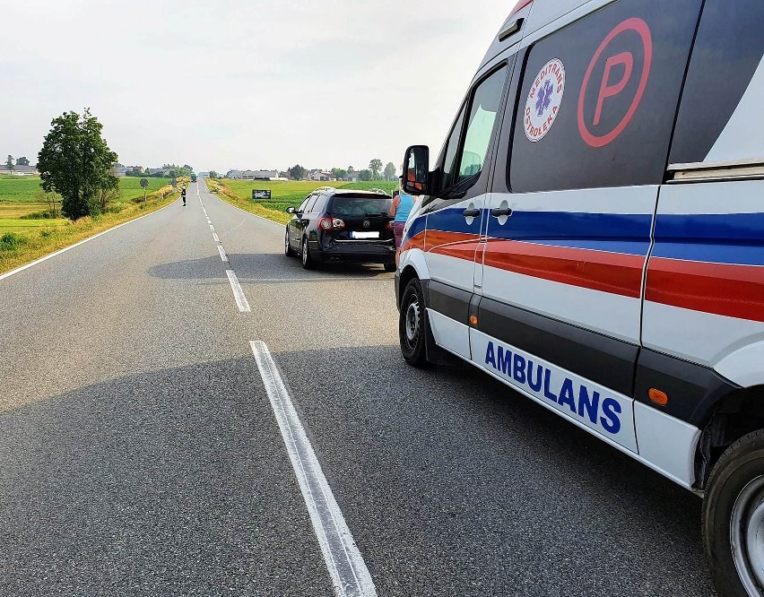 Wypadek w Rogowie-Folwarku, na drodze wojewódzkiej nr 677. 30.06.2022 doszło do zderzenia pięciu pojazdów. Zdjęcia