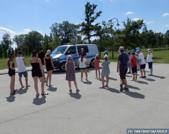 Podczas spotkania policjantki z dziećmi wypoczywającymi w Solcu-Zdroju