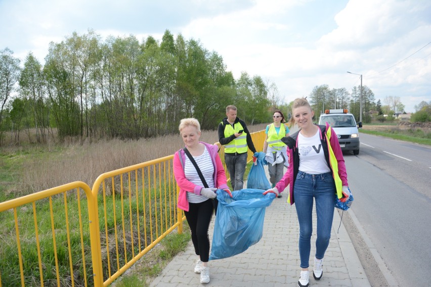 Mieszkańcy gminy Daleszyce razem z burmistrzem i urzędnikami zakasali rękawy i wspólnie sprzątają tereny zielone