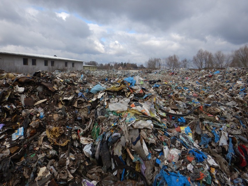 Nielegalne składowisko odpadów w Złotopolu nadal istnieje. Przeprowadzono oględziny z udziałem biegłego