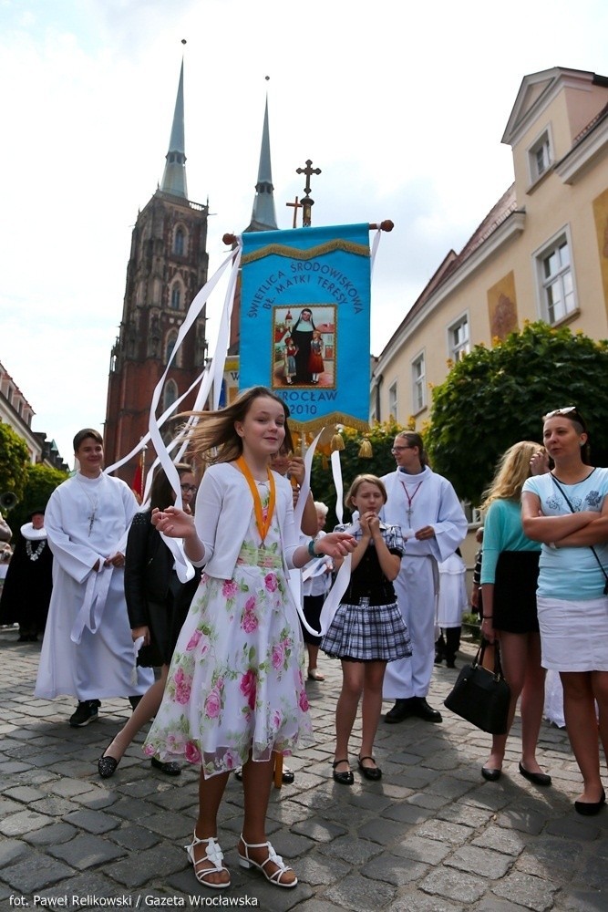 Wrocław: Największa procesja Bożego Ciała. Wyruszyła z katedry (ZOBACZ ZDJĘCIA)