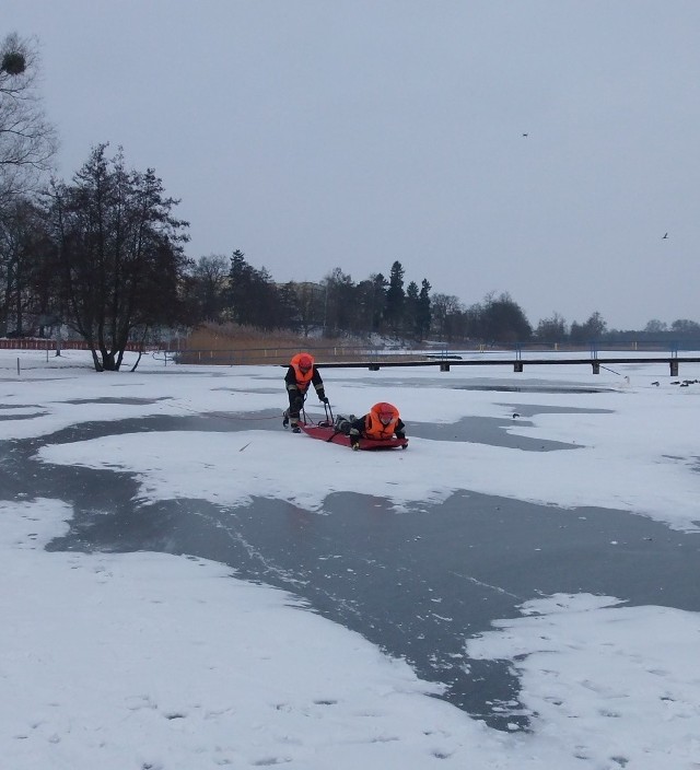 Ćwiczenia strzeleckich strażaków na zamarzniętym jeziorze Górnym.