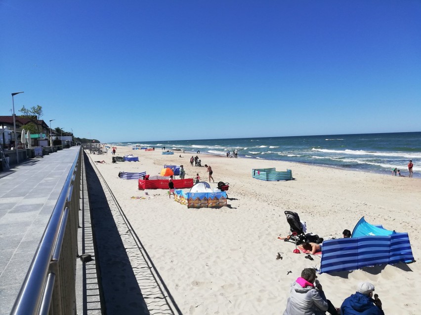 Poniedziałkowe popołudnie na plaży w Gąskach i Sarbinowie [ZDJĘCIA]