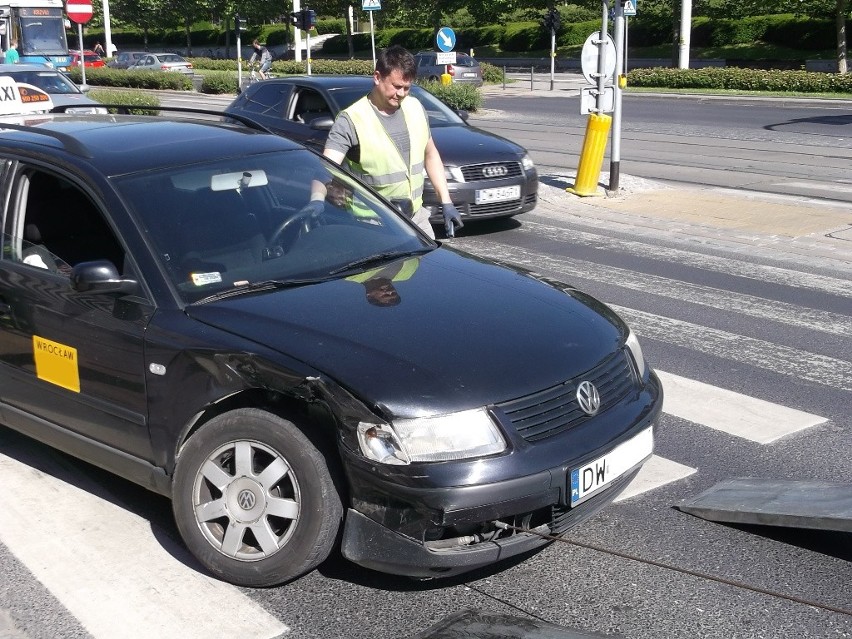 Wrocław: Wypadek pod Kredką i Ołówkiem. Taksówka zderzyła się z renaultem (ZDJĘCIA)