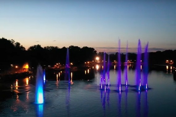 Kraków. Tańczące fontanny powracają na Zalew Nowohucki [ZDJĘCIA]