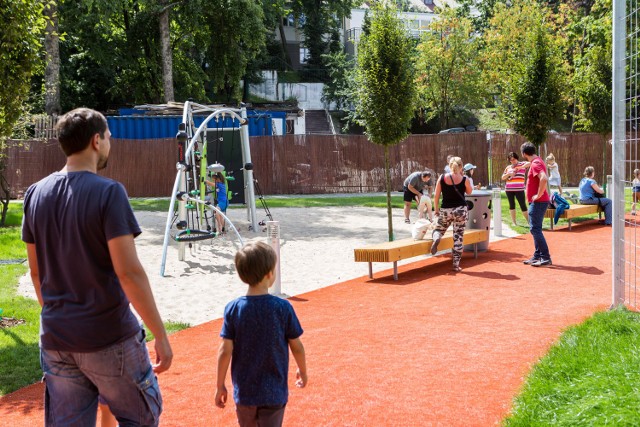 23.07.2016 warszawa ulica stara  ognisko starowka warszawskie warszawska strefa rodziny centrum wspierania rodzin rodzinna warszawa plac zabaw dzieci rodzina boisko  zabawa wypoczynek nz fot. szymon starnawski / polska press