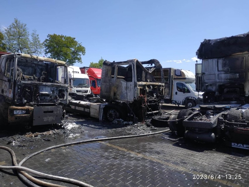 Pożar w komisie samochodowym w Nowej Hucie. Spłonęły trzy ciężarówki!