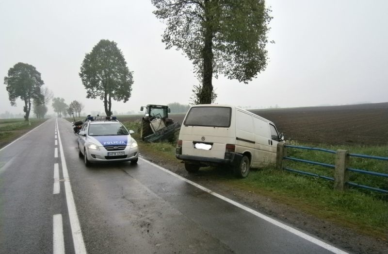 Borkowo. Volkswagen zderzył się z ciągnikiem. Oba pojazdy wylądowały w rowie (zdjęcia)