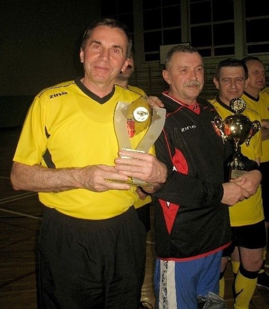 W drużynie Urzędu Miasta i Gminy Małogoszcz zagrał burmistrz Jan Głogowski &#8211; pierwszy z lewej.