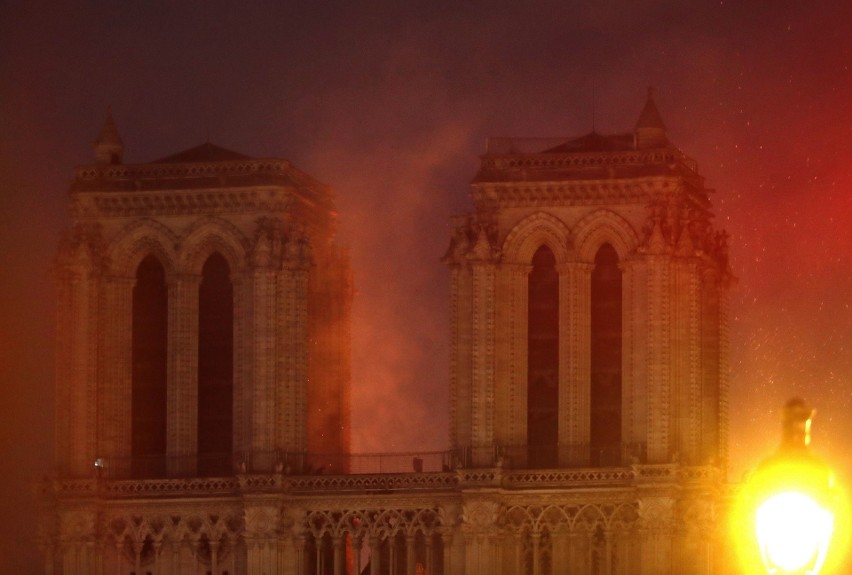 Tajemnicza postać i błyski na dachu Notre Dame