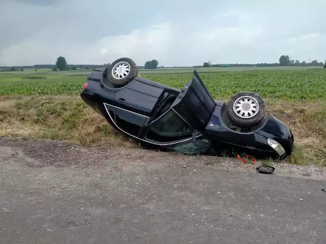 Do wypadku doszło w czwartek (15.06.2023) w gminie Lubraniec (m. Sarnowo). Dachował samochód osobowy marki Audi i znalazł się w przydrożnym rowie.