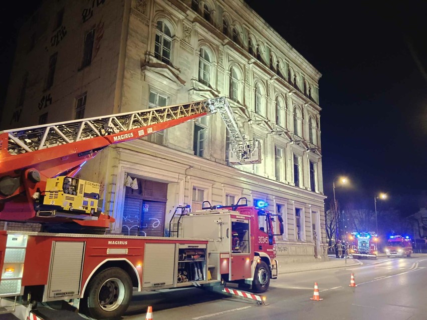 Nocny pożar w centrum Łodzi. Paliła się kamienica. 12 strażaków w akcji! ZDJĘCIA