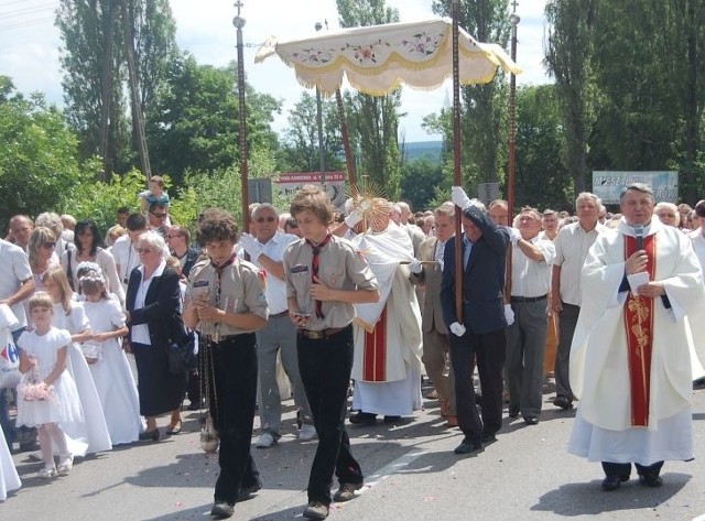 Jedną z liczniejszych procesji w Skarżysku-Kamiennej była ta w parafii Najświętszego Serca Jezusowego. Pierwszy z prawej ksiądz proboszcz Jan Kularski.