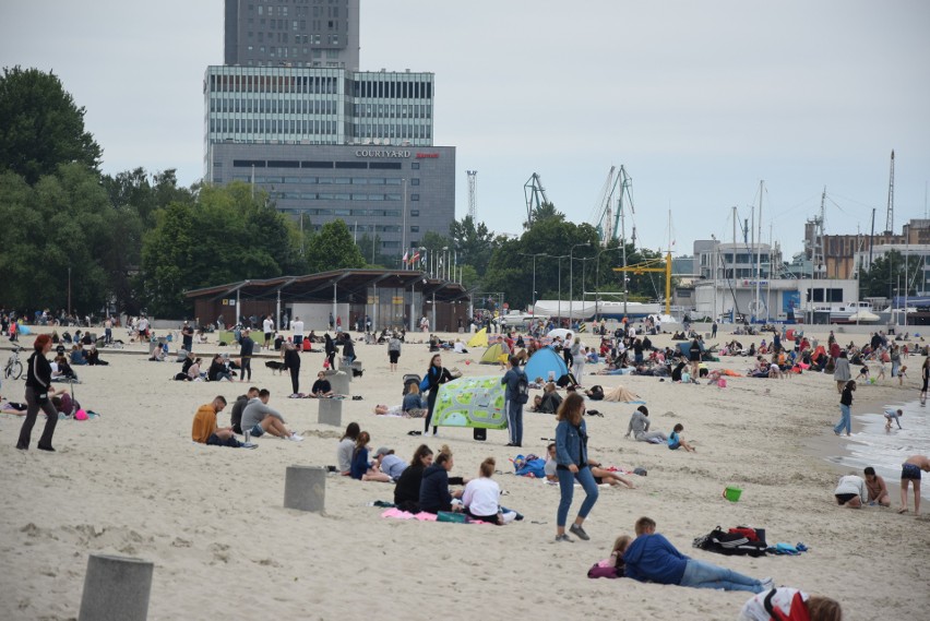 Gdynia: Tłumy spacerowiczów na Bulwarze Nadmorskim, plaży i skwerze Kościuszki w Gdyni w długi weekend. Zobacz zdjęcia