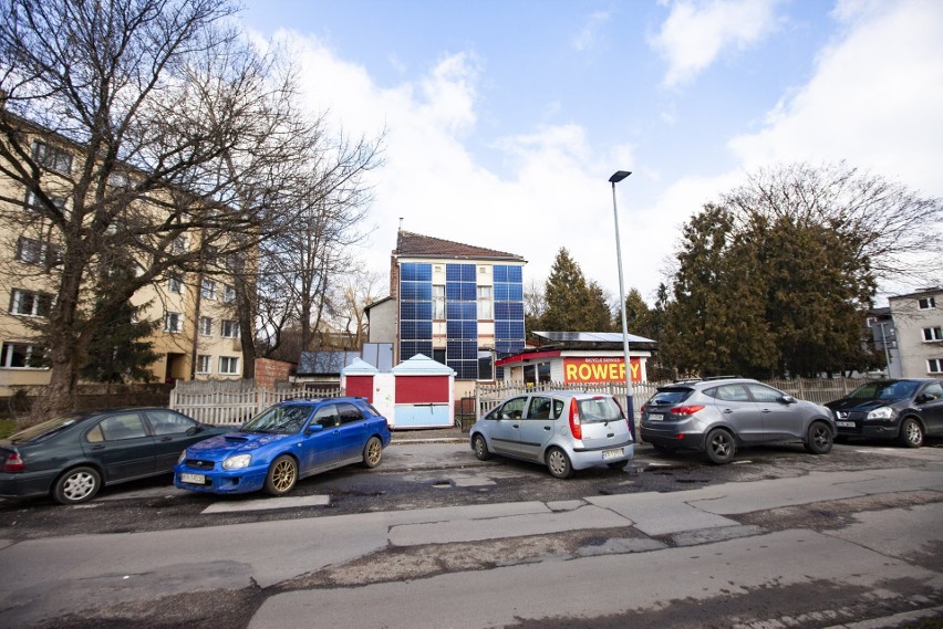 Kraków. Dom cały w panelach solarnych. Są na dachu i na ścianach! [18.03.2021]