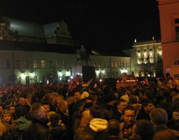 Tłumy na Krakowskim Przedmieściu przed Pałacem Prezydenckim.