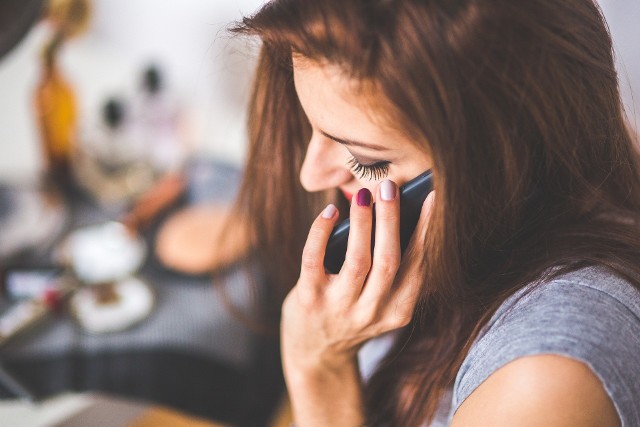 W czasie pandemii koronawirusa częściej niż kiedykolwiek wcześniej kontaktujemy się ze służbą zdrowia przez telefon i internet. Niestety, zdarza się, że pod NFZ, sanepid i inne służby podszywają się wyłudzacze danych osobowych i oszczędności. Zebraliśmy wszystkie aktualne numery telefonu związane z COVID-19 i szczepieniami, by nie dać się nabrać naciągaczom. Zobacz numery telefonów prawdziwych służb ---->