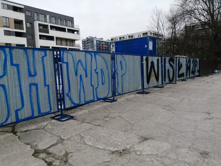 Grodzenie postawione na dawnym pasie startowym w Czyżynach,...