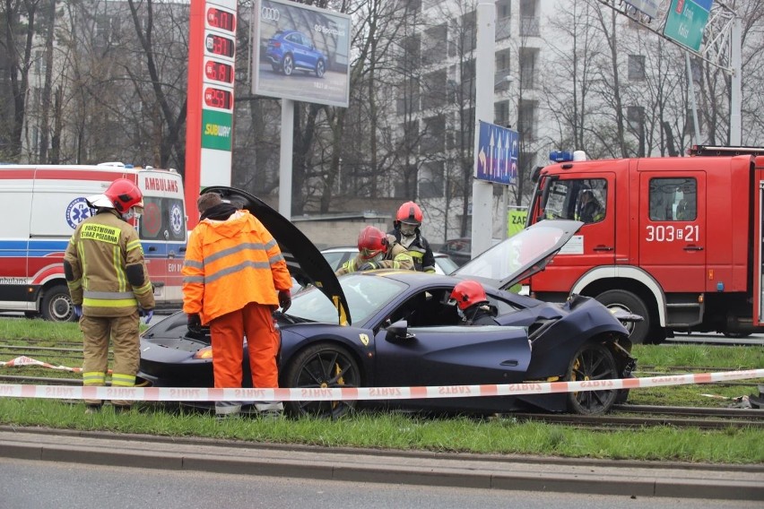 Z tyłu znajduje się silnik o pojemności 3,9 i mocy aż 720 KM...