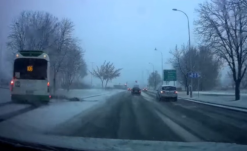 Śnieg w Białymstoku i województwie podlaskim. Zima dotarła do regionu i zaskoczyła kierowców. Dochodzi do groźnych wypadków [ZDJĘCIA]