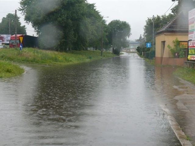 Jeden z odcinków ulic Składowej w Starachowicach po opadach deszczu.