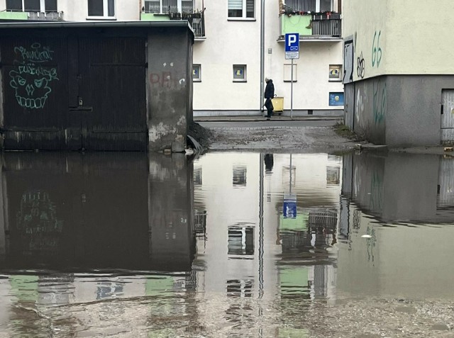 Kałuża po deszczach stoi u zbiegu Chrobrego i Krzywoustego wiele dni.