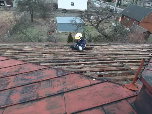 Zabezpieczanie częściowo zerwanego pokrycia dachowego w miejscowości Brzozowa w gminie Secemin.