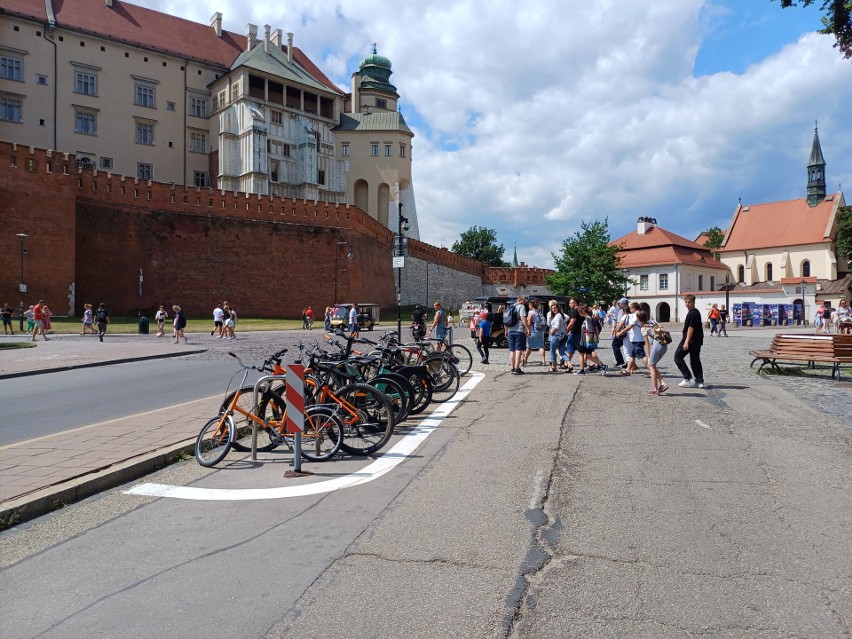 Pod Wawelem powstał plac z ławkami i stojakami na rowery.