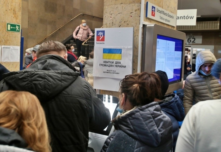 Setki uchodźców z Ukrainy stanęło w kolejce po nadanie numeru PESEL. To pomoże im przy kolejnych formalnościach