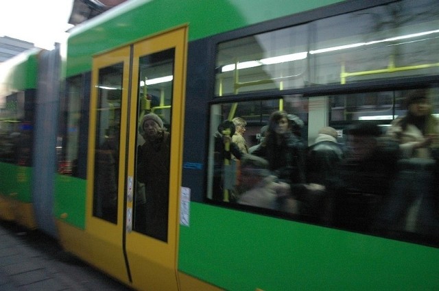Wstrzymano ruch tramwajowy przy ulicy Dąbrowskiego.